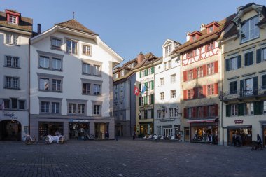 Lucerne, İsviçre - 23 Ekim 2021: Lucerne 'in tarihi merkezinde, çok iyi korunmuş antik binaların etrafını çevreleyen yaya sokağı manzarası