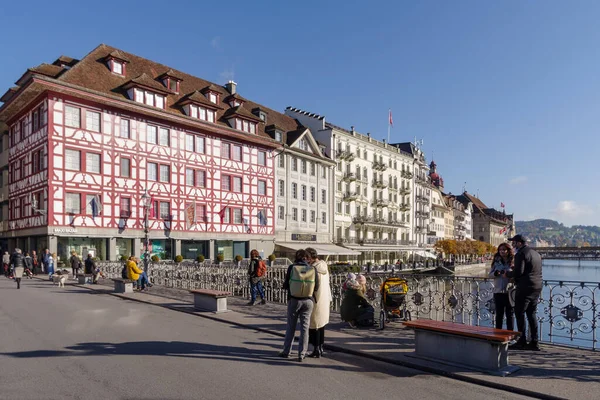 スイス ルツェルン 2021年10月23日 ルツェルンの歴史的中心部にある歩行者専用道路沿いを眺め 保存状態の良い古代建築物 — ストック写真