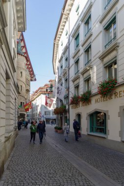 Lucerne, İsviçre - 23 Ekim 2021: Lucerne 'in tarihi merkezinde, çok iyi korunmuş antik binaların etrafını çevreleyen yaya sokağı manzarası