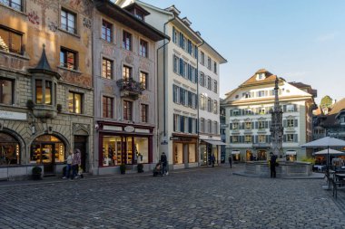 Lucerne, İsviçre - 23 Ekim 2021: Lucerne 'in tarihi merkezinde, çok iyi korunmuş antik binaların etrafını çevreleyen yaya sokağı manzarası