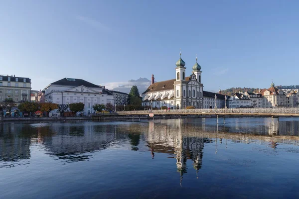 ルツェルン市の中心部 スイス中央部 聖フランシス教会は ルース川を反映しています 歴史的都市の有名なランドマーク — ストック写真