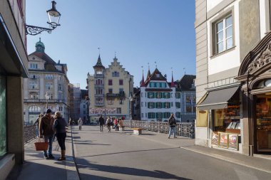 Lucerne, İsviçre - 23 Ekim 2021: Lucerne 'in tarihi merkezinde, çok iyi korunmuş antik binaların etrafını çevreleyen yaya sokağı manzarası