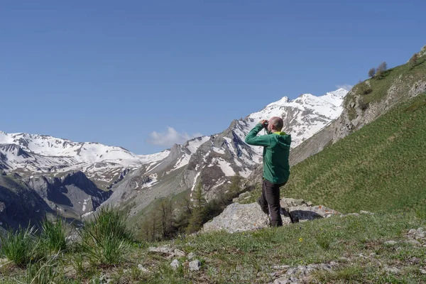 Adult Man Looking Binoculars Mountain Scenery Cottian Alps Italy — Stockfoto