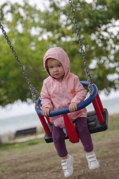 Jähriges Kaukasisches Mädchen Spielt Auf Einem Spielplatz Und Hat Spaß — Stockfoto