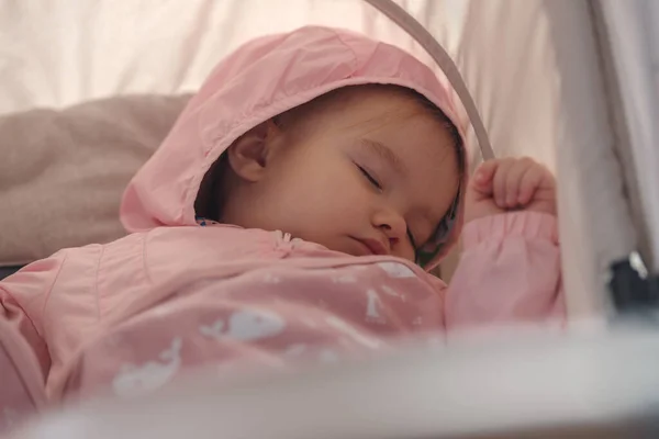 赤ん坊女の子寝ていますでベビーベビーカー屋外 — ストック写真