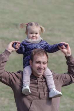 Baba ve kızı parkta gezintiye çıkıyorlar.