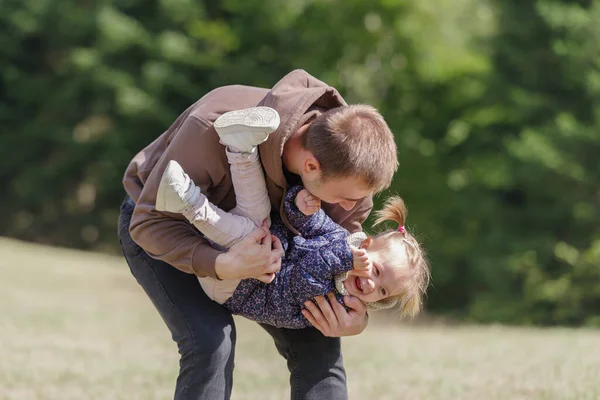 Père Soulevant Enfant Gai Fille Plein Air Dans Nature — Photo