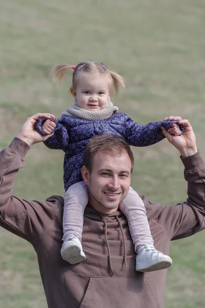 Vater Und Tochter Genießen Eine Huckepack Fahrt Park — Stockfoto