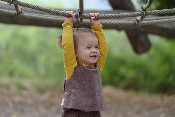 Una Niña Meses Parque Infantil Aire Libre —  Fotos de Stock