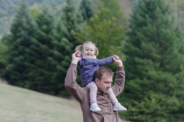 Baba ve kızı parkta gezintiye çıkıyorlar.