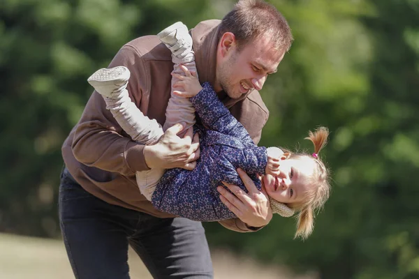 Père Soulevant Enfant Gai Fille Plein Air Dans Nature — Photo