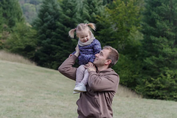 Père Soulevant Enfant Gai Fille Plein Air Dans Nature Photo De Stock