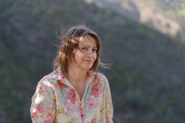 Kırsal kesimde bir kadının portresi