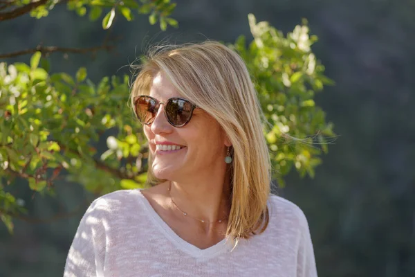 Retrato Mujer Sonriente Con Gafas Sol Entorno Rural — Foto de Stock