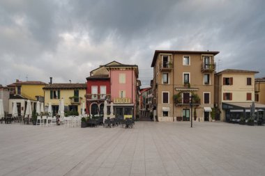 Peschiera del Garda eski kasabanın merkezi meydanı, Verona ili, Veneto bölgesi, İtalya
