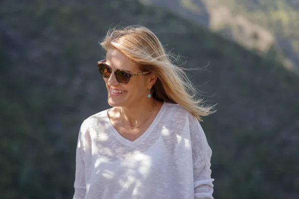 Portrait Smiling Woman Sunglasses Rural Setting — Stock Photo, Image