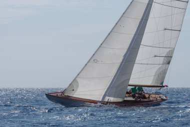 Imperia, İtalya - 4 Eylül 2021: Imperia Körfezi 'ndeki yat yarışı sırasında eski usul yelken aç. 1986 yılında kurulan Imperia Vintage Yacht Challenge Stage, Akdeniz 'de tarihi tekneye adanmış en önemli etkinliklerden biridir.