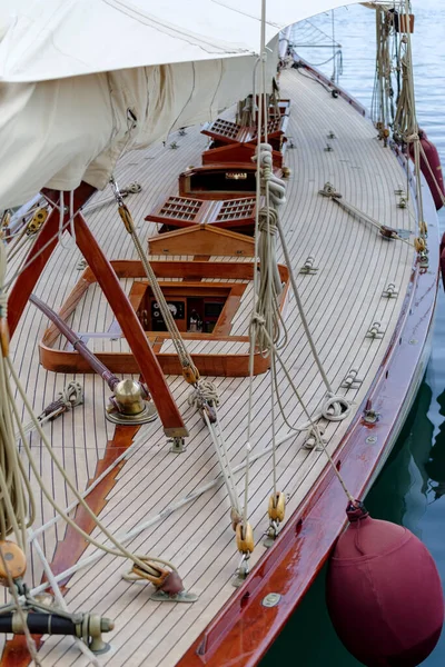 停泊在港口的旧式帆船的细节 — 图库照片