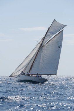 Imperia, İtalya - 4 Eylül 2021: Imperia Körfezi 'ndeki yat yarışı sırasında eski usul yelken aç. 1986 yılında kurulan Imperia Vintage Yacht Challenge Stage, Akdeniz 'de tarihi tekneye adanmış en önemli etkinliklerden biridir.