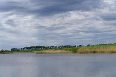 İlkbaharda gölet, Podilski Tovtry Ulusal Doğa Parkı,