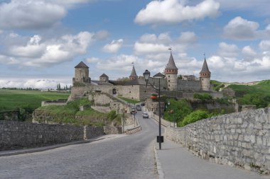Kamianets-Podilskyi 'nin eski bir kasabasındaki ortaçağ kalesi başkenti Batı Ukrayna' nın Podillya tarihi bölgesi.
