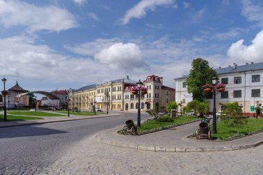 Kamyanets-Podilsky, Ukrayna - 17 Mayıs 2021: Kamianets-Podilskyi eski kentinde sokak manzarası, batı-orta Ukrayna 'nın Podillya bölgesinin tarihi şehridir.