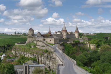 Kamianets-Podilskyi 'nin eski bir kasabasındaki ortaçağ kalesi başkenti Batı Ukrayna' nın Podillya tarihi bölgesi.
