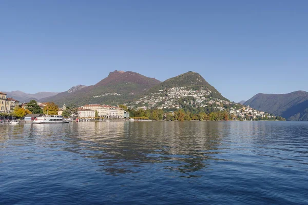 スイスのティチーノ州のルガーノ湖のルガーノ市 湖や建物とメインストリートからの眺め — ストック写真