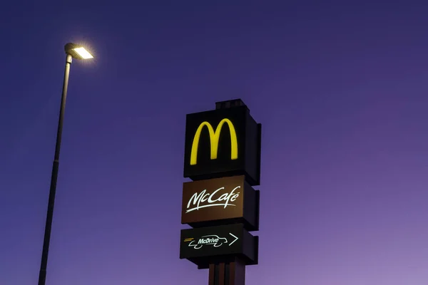 Imperia Itália Janeiro 2022 Logotipos Mcdonald Mccafe Fora Restaurante Hambúrgueres Imagem De Stock