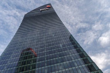 Milan, İtalya - 23 Ocak 2022: Libeskind Kulesi veya PwC Kulesi, Milano 'daki CityLife' ın yerleşim, ticaret ve iş bölgesinde Il Curvo (Kavis) olarak da bilinir.