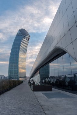 Milan, İtalya - 23 Ocak 2022: Libeskind Kulesi veya PwC Kulesi, Milano 'daki CityLife' ın yerleşim, ticaret ve iş bölgesinde Il Curvo (Kavis) olarak da bilinir.