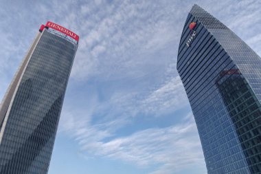 Milan, İtalya - 23 Ocak 2022: Gökdelenler Generali Kulesi (The Twisted One / Lo Storto) ve Libeskind Kulesi (The Curved One / Il Curvo) Milano 'daki CityLife' ın yerleşim, ticari ve iş bölgesinde yer aldılar.