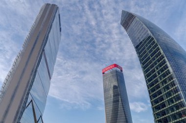 Milan, İtalya - 23 Ocak 2022: Gökdelenler Generali Kulesi (The Twisted One), Libeskind Kulesi (The Curved One) ve Allianz Kulesi (The Straight One) Milano 'daki CityLife' ın yerleşim, ticari ve iş bölgesinde yer aldılar.