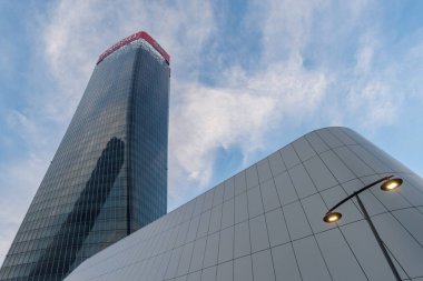 Milan, İtalya - 23 Ocak 2022: Gökdelen Generali Kulesi (Lo Storto / The Twisted One), CityLife 'ın yerleşim, ticari ve iş bölgesinde bulunan Generali Grubu ofislerinin genel merkezi. Zaha Hadid Mimarı
