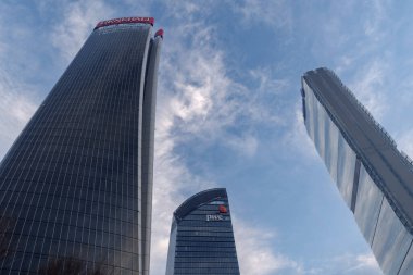 Milan, İtalya - 23 Ocak 2022: Gökdelenler Generali Kulesi (The Twisted One), Libeskind Kulesi (The Curved One) ve Allianz Kulesi (The Straight One) Milano 'daki CityLife' ın yerleşim, ticari ve iş bölgesinde yer aldılar.