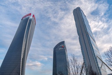 Milan, İtalya - 23 Ocak 2022: Gökdelenler Generali Kulesi (The Twisted One), Libeskind Kulesi (The Curved One) ve Allianz Kulesi (The Straight One) Milano 'daki CityLife' ın yerleşim, ticari ve iş bölgesinde yer aldılar.