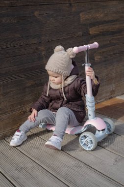 Genç bir kız itme motoruyla gezmekten hoşlanır.