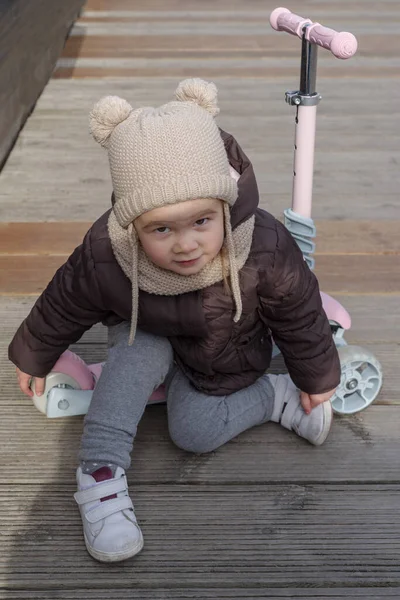 Genç bir kız itme motoruyla gezmekten hoşlanır.