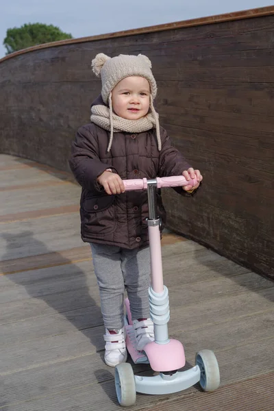 Ein Mädchen Spielt Mit Einem Kinderroller — Stockfoto