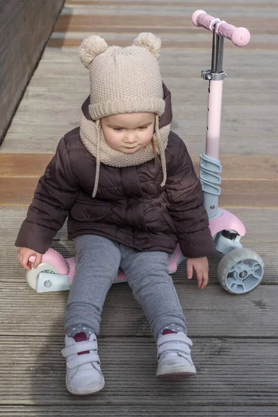 Mladá Dívka Těší Koni Její Push Scooter — Stock fotografie