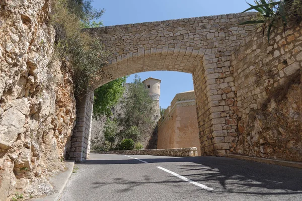 1557 yılında inşa edilen Villefranche sur Mer 'deki St. Elme Kalesi şu anda belediye binası, bir kongre merkezi, müzeler ve açık hava tiyatrosuna ev sahipliği yapmaktadır.