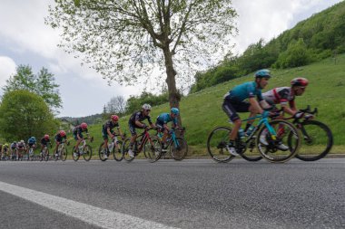 Colle di Nava, Imperia, İtalya - 20 Mayıs 2022: Uluslararası bisiklet yarışı sırasında Colle di Nava dağlarından geçen peloton 105. Giro d 'Italia 2022, Sanremo' dan Cuneo 'ya 13. aşama, İtalya' nın kuzeybatısındaki Cuneo 'ya 150km