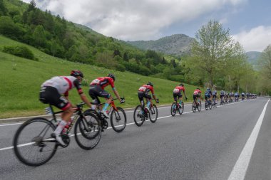 Colle di Nava, Imperia, İtalya - 20 Mayıs 2022: Uluslararası bisiklet yarışı sırasında Colle di Nava dağlarından geçen peloton 105. Giro d 'Italia 2022, Sanremo' dan Cuneo 'ya 13. aşama, İtalya' nın kuzeybatısındaki Cuneo 'ya 150km