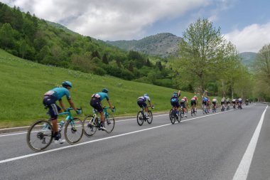 Colle di Nava, Imperia, İtalya - 20 Mayıs 2022: Uluslararası bisiklet yarışı sırasında Colle di Nava dağlarından geçen peloton 105. Giro d 'Italia 2022, Sanremo' dan Cuneo 'ya 13. aşama, İtalya' nın kuzeybatısındaki Cuneo 'ya 150km