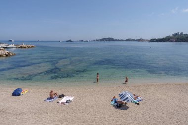 Beaulieu-sur-Mer, Fransa - 12 Mayıs 2022: Beaulieu sahilinde dinlenen insanlar - Fransız Riviera 'sının ünlü turizm beldesi