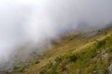 Sis, İtalya 'nın Ligurian Alplerindeki sıradağları gözler önüne seriyor.