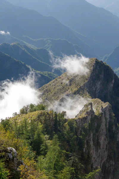 Mist Onthult Bergketen Ligurische Alpen Italië — Stockfoto