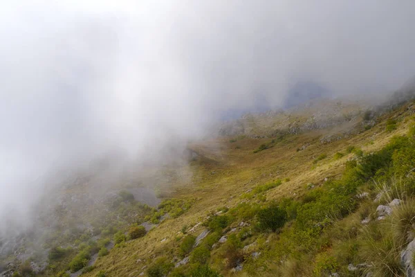 Sis, İtalya 'nın Ligurian Alplerindeki sıradağları gözler önüne seriyor.