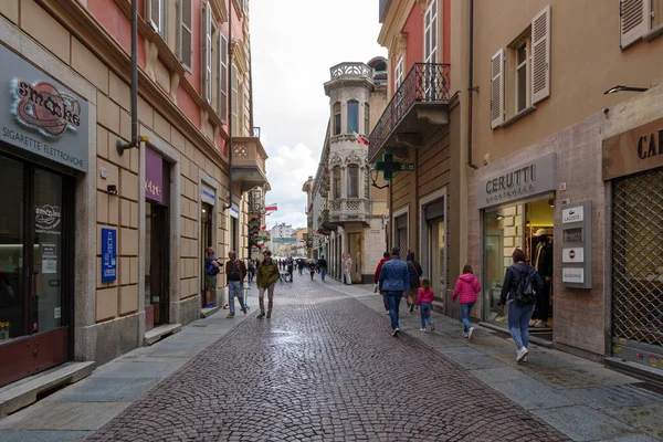 イタリアのアルバ 5月8 2022 アルバの旧市街の通りの景色は イタリアのピエモンテ州の小さな古代都市です — ストック写真