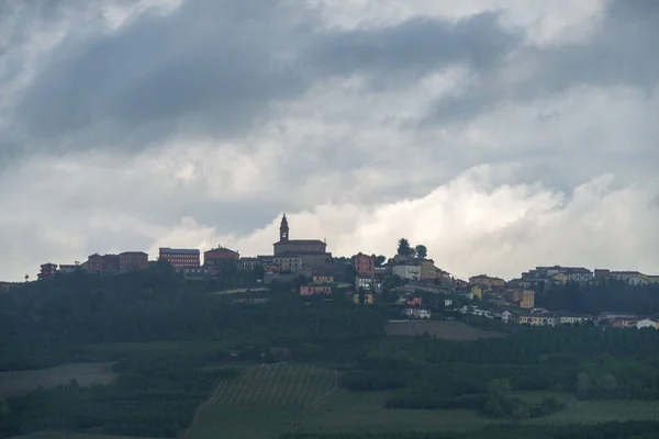 北イタリア ピエモンテ地方 雨の日にディアノ ダルバの村 — ストック写真